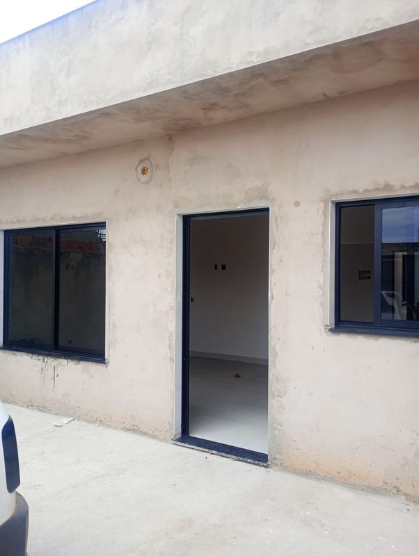 Fachada residencial com janelas e porta de alumínio — TRV Esquadrias