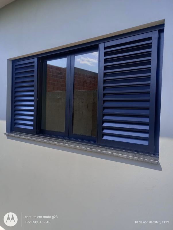 Conjunto de janela com veneziana de alumínio — TRV Esquadrias